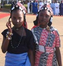 Jeunes filles en tenue traditionnelle