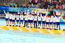 L'équipe de France sur la plus haute marche du podium olympique, au National Indoor Stadium de Pékin le 24 août 2008