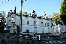 Photographie de 2006 du château des Tourelles (Hardricourt, Yvelines), de nos jours la mairie de la commune.