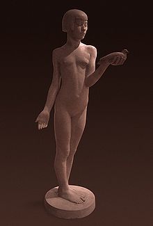 photo d'une sculpture : toute jeune fille nue aux cheveux courts, debout, un oiseau dans la main gauche