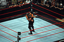 Mark Henry exécutant le World Strongest Slam sur John Cena.