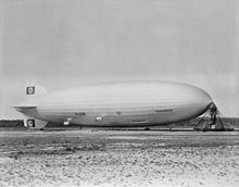De gauche à droite : le dirigeable Hindenburg à Lakehurst en 1936 ; l'Opération Crossroads sur l'atoll de Bikini le 25 juillet 1946 ; et la brebis Dolly, premier clonage de mammifère.
