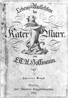Couverture de l'édition en allemand de 1855 du Chat Murr. Au centre de la page se tient, fièrement, un chat se tenant debout, et tenant dans sa main gauche une grande plume pour écrire et sous son bras droit un livre. L'écriture est en caractère gothiques.
