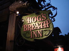 Photographie du panneau qui surplombe l’entrée du bar que détient Eastwood, le Hog's Breath Inn
