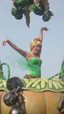 La fée Clochette lors d'une parade à Hong Kong Disneyland