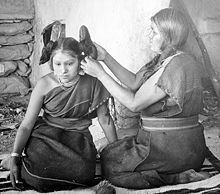 Femme Hopi coiffant une jeune fille