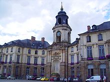 Photographie montrant la façade de l'hôtel de ville de Rennes.