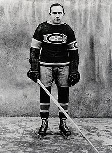 Photo de Howie Morenz qui pose dans la tenue des Canadiens de Montréal.
