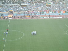 footballeurs format un cercle dans un stade