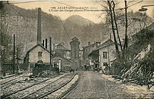 Carte postale ancienne montrant l'entrée des Forges, desservies par de nombreuses voies verrées raccordées au Tramway de Pontcharra à la Rochette et Allevard
