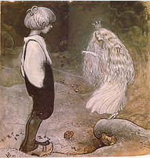 Un petit garçon à la gauche discute avec une plus petite femme aux longs cheveux qui porte une couronne et qui se tient à la droite.