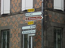 Panneaux indiquant Vichy et le Domaine Royal par la D 1093 et Riom par la D 210