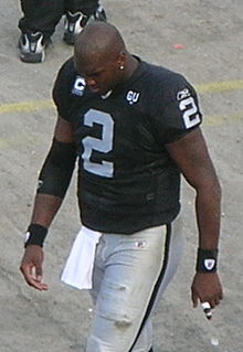 Accéder aux informations sur cette image nommée JaMarcus Russell at Falcons at Raiders 11-2-08.JPG.