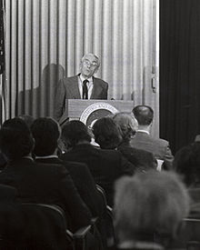 Photographie noir et blanc de Cousteau donnant une conférence de presse en 1973