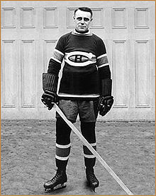 Photo en pied de Malone dans la tenue des Canadiens de Montréal.