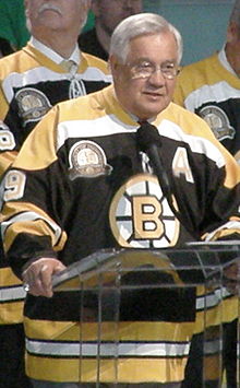 Photo couleur de Johnny Bucyk, dans la tenue des Bruins de Boston.