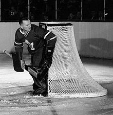 Photo noir et blanc de Johnny Bower, dans la tenue des Maple Leafs de Toronto.