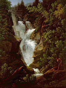 Tableau d'une chute d'eau en fureur entourée par des arbres verts luxuriants et par des rochers bruns.