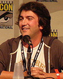 Accéder aux informations sur cette image nommée Josh Schwartz at Comic-Con cropped.jpg.