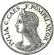 L'inscription mentionne « Julia Caesaris; fille de César; femme de Pompée » Promptuarii Iconum Insigniorum Promptuarii Iconum Insigniorum a Seculo Hominum.