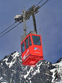 Cabine rouge du téléphérique entre le Skalnaté Pleso et le sommet du Lomnický štít