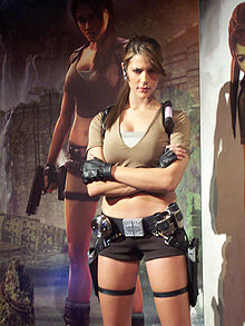 Portrait du mannequin Karima Adebibe, en tenue et équipement de Lara Croft.