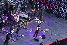 Kelly Clarkson et son groupe chantant au Live Earth dans le New Jersey