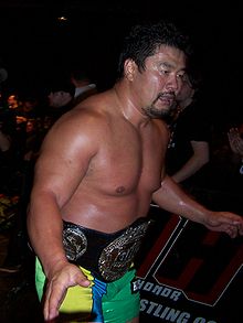 Kensuke Sasaki avec la ceinture de Champion poids-lourd GHC en 2008.