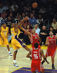 Luis Scola (4), face aux Los Angeles Lakers de Kobe Bryant