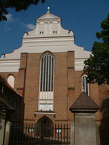 Façade de l'église polonaise de Corpus-Christi de Posen et constituée de briques rouges.