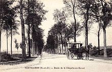 L'actuelle route départementale D 317 entre le carrefour de Survilliers (95) et La Chapelle-en-Serval (60) avec un omnibus à cheval, qui établissait la correspondance avec la gare de Survilliers.