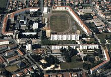 Cité Laubadère, quartier Tarbes Nord avec ses tours, son stade, son école, sa crèche et son centre social