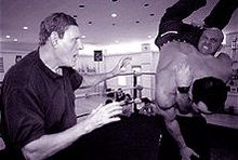 Kowalski entraînant John Quinlan et The Boston Brawler en 2000.