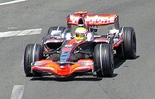 Photographie de Lewis Hamilton à bord de sa monoplace sur le circuit de Monaco