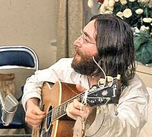 Lennon, les cheveux longs, enregistrant Give Peace a Chance en 1969