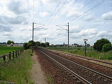 La ligne peu avant la gare de Montfort-l'Amaury - Méré en direction de Dreux.