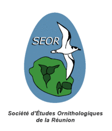Logo de la société d'études ornithologiques de La Réunion composé d'une silhouette en vert de l'île de La Réunion et d'un Pétrel de Barau en vol vu par dessous, l'ensemble sur fond bleu en forme d'œuf
