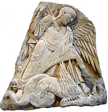 Sculpture d'un ange agenouillé sur un dragon ailé