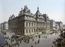 Carte postale ancienne montrant des tramways alimentés par caniveau central, Place de la Bourse