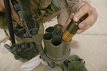 Soldat en train de recharger le barillet de son arme.