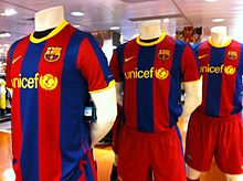 trois maillots du club présentés dans un magasin