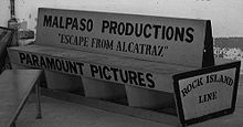 Photographie d'un banc construit par la Malpaso pour la distribution de L'évadé d'Alcatraz : y est inscrit, dessus, « Malpaso Productions » ou encore « Escape from Alcatraz » ainsi que « Paramount Pictures »