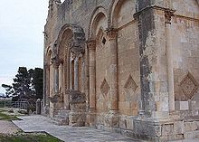 Image qui détaille la façade de la basilique