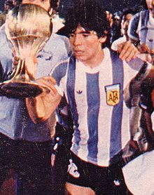 Maradona avec le trophée