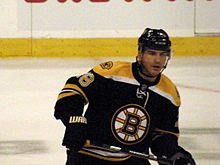 Photo de Mark Recchi qui patine dans l'uniforme des Bruins.