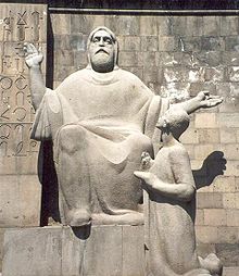 Statue de Mesrob Machtots au Matenadaran à Erevan, avec Korioun à genou (par Ghoukas Tchoubarian)