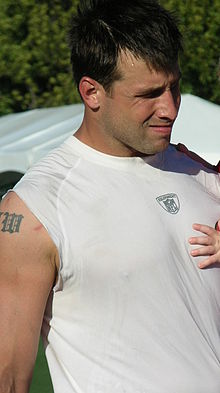 Accéder aux informations sur cette image nommée Matt Wilhelm at 49ers training camp 2010-08-11 2.JPG.