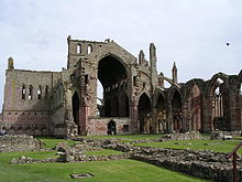 édifice religieux gothique en ruines