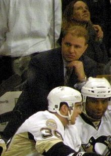 Photographie couleur de Therrien entraîneur des Penguins en 2008.