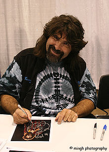 Mick Foley signant des autographes.